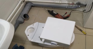 Установка напольного унитаза в Вятских Полянах: монтаж под ключ от СантехДомВтс от 5078 рублей.